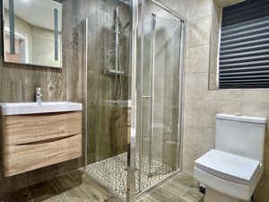 Master En-suite- click for photo gallery